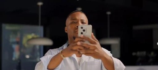 A creator taking a selfie with the HONOR 400